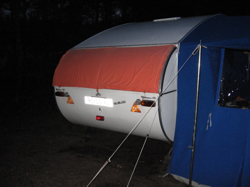 WaWa in slaapstand met het dekkleeed op de achterruit